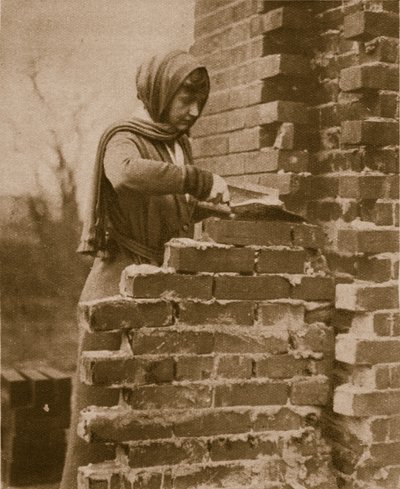 Vrouwenarbeiders die een bakstenen muur leggen, 1914-19 door English Photographer